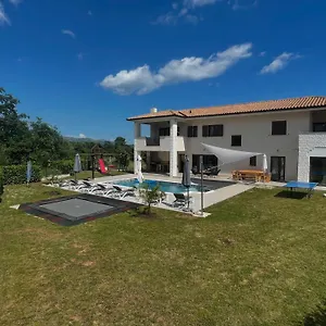 Villa Fluggi Near Labin, Santalezi